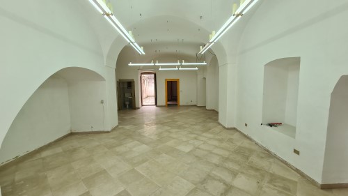 Centralissimo Locale Commerciale con Doppia Esposizione